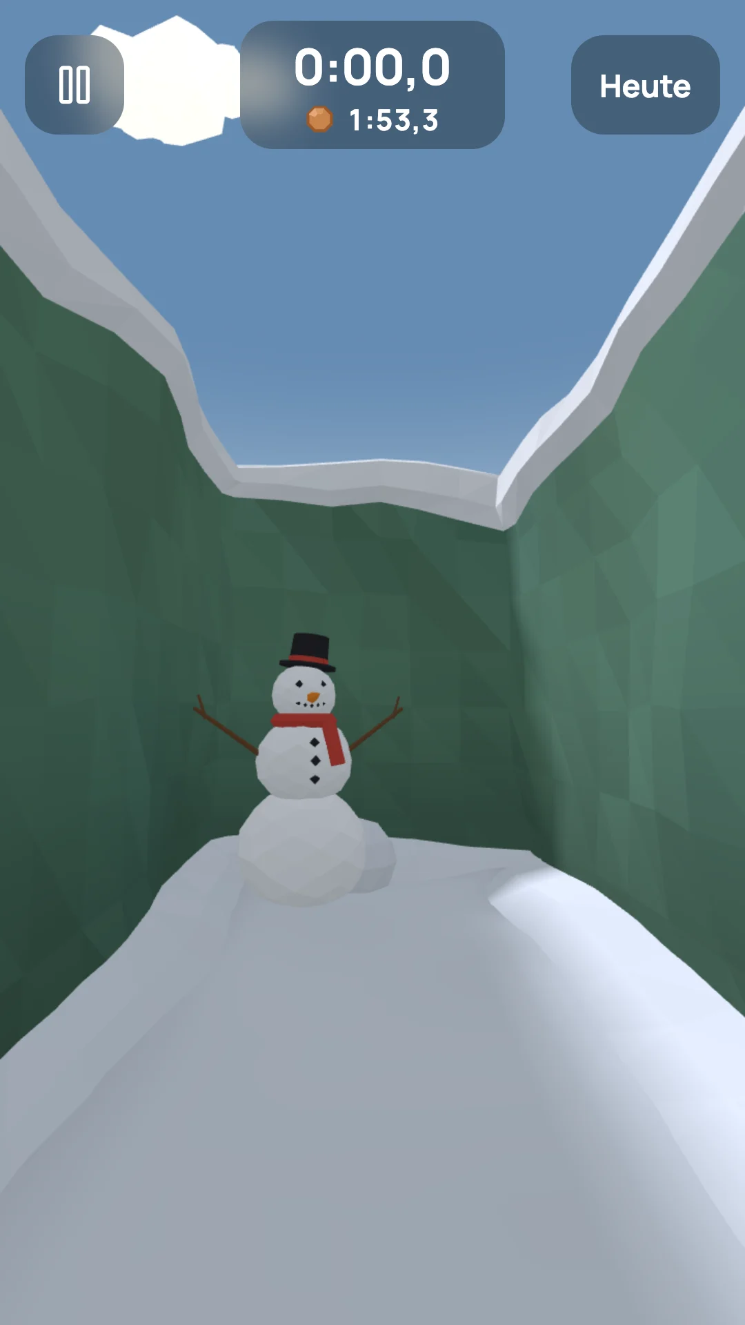 Tageslabyrinth mit schneebedeckten Hecken und einem Schneemann